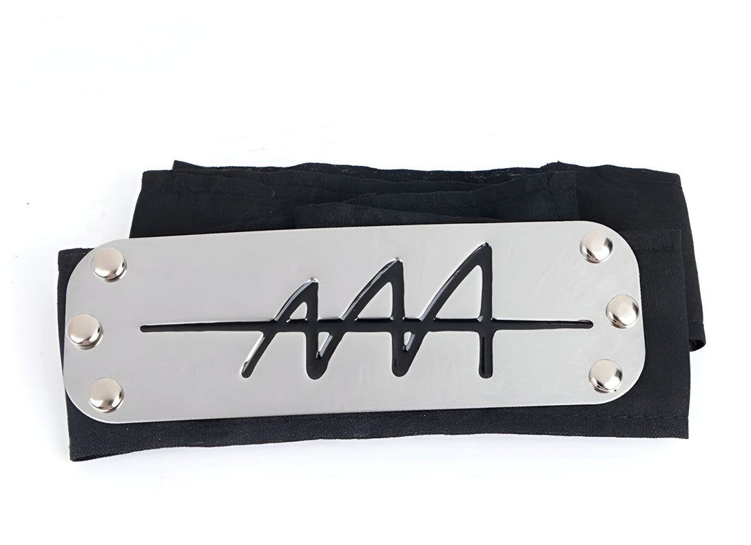 Bandeau de front de ninja Naruto en métal argenté avec un symbole noir "AAA" sur une bande noire.