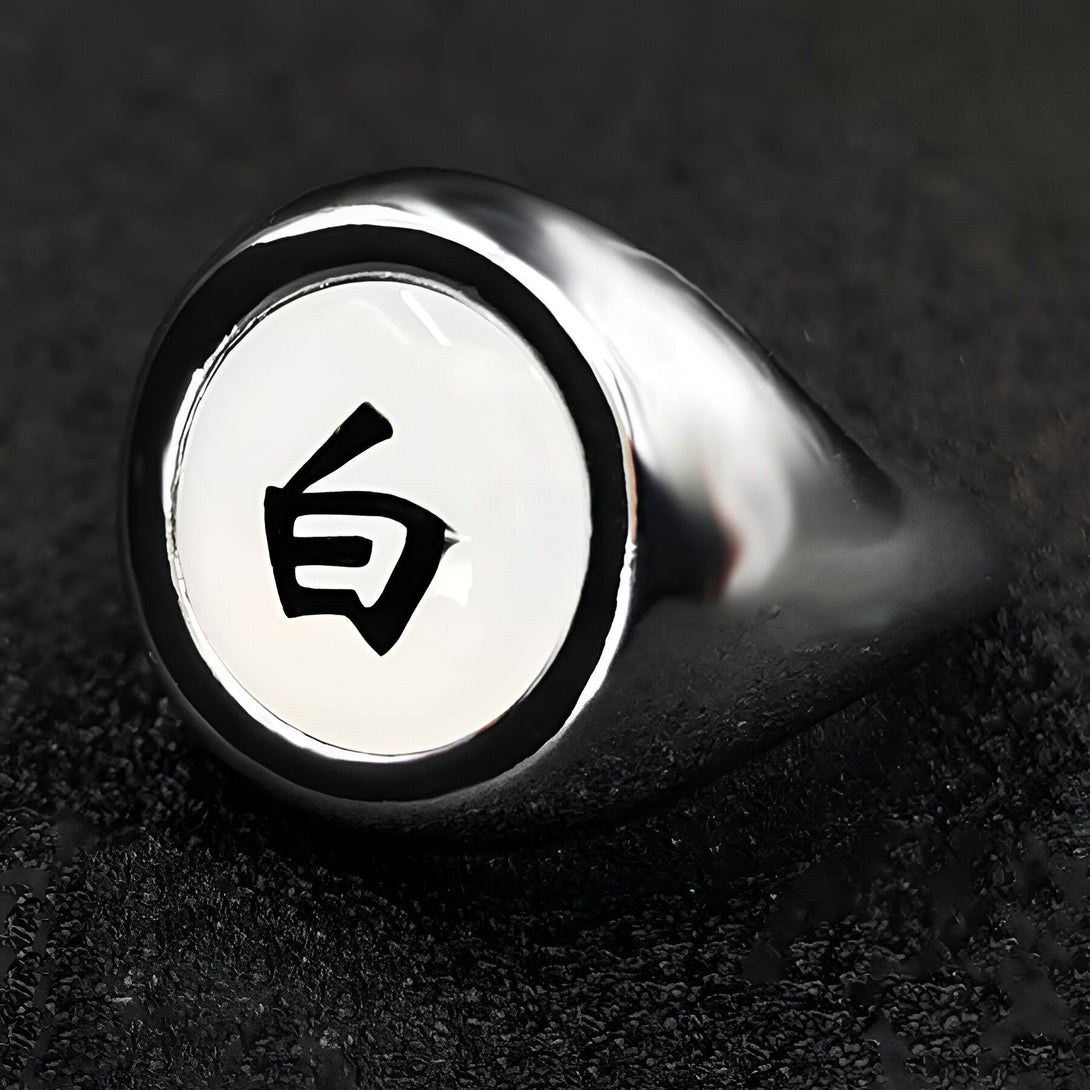 Bague Naruto avec le symbole "Byakugan" en blanc sur fond noir.