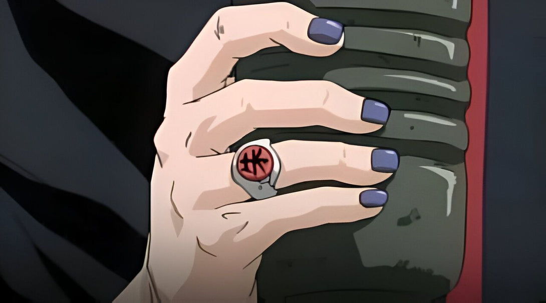 Une main portant une bague avec le symbole du clan Uchiwa tenant une bouteille.  La bague représente un symbole important dans l'univers de Naruto.