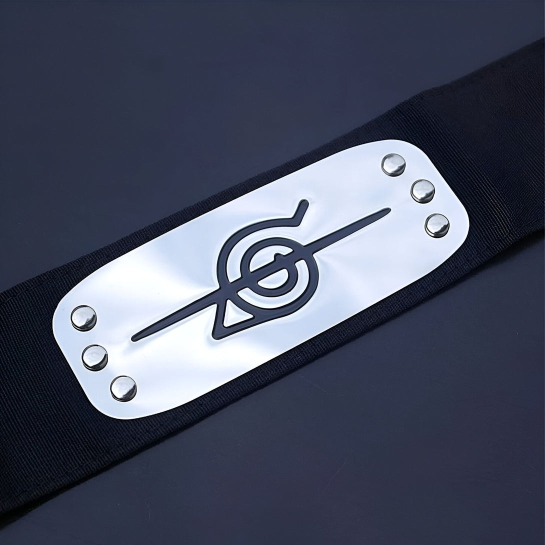 Bandeau noir avec l'emblème du village caché de Konoha en argent, un symbole populaire de l'anime Naruto.