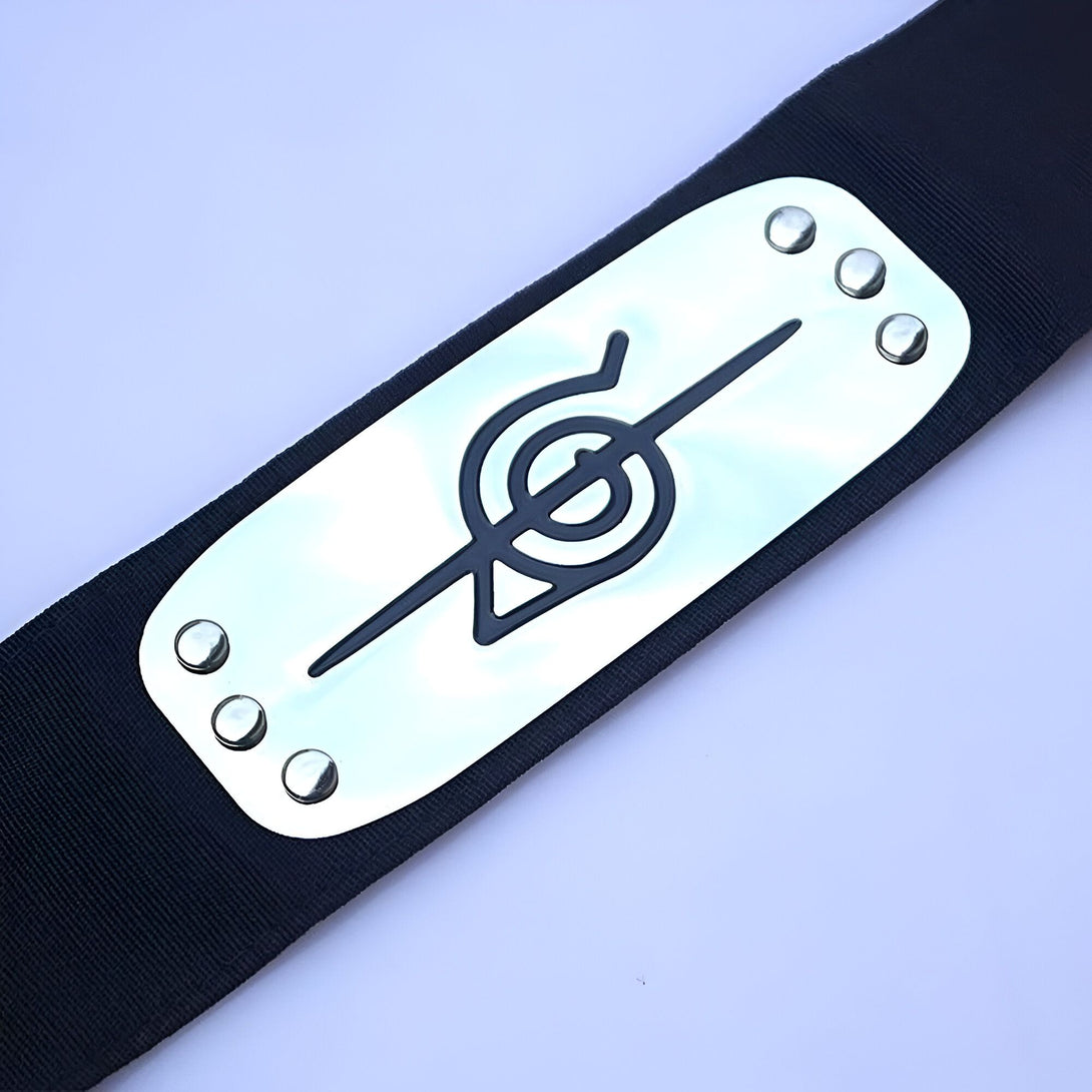 Bandeau frontal noir avec le symbole de Konoha en argent.