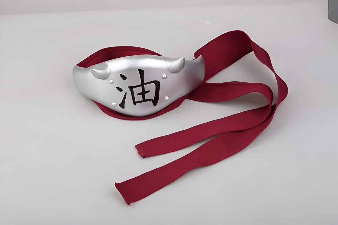 Bandeau de front en argent avec l'inscription "Pain" en noir, porté avec une bande rouge. Article de collection Naruto.