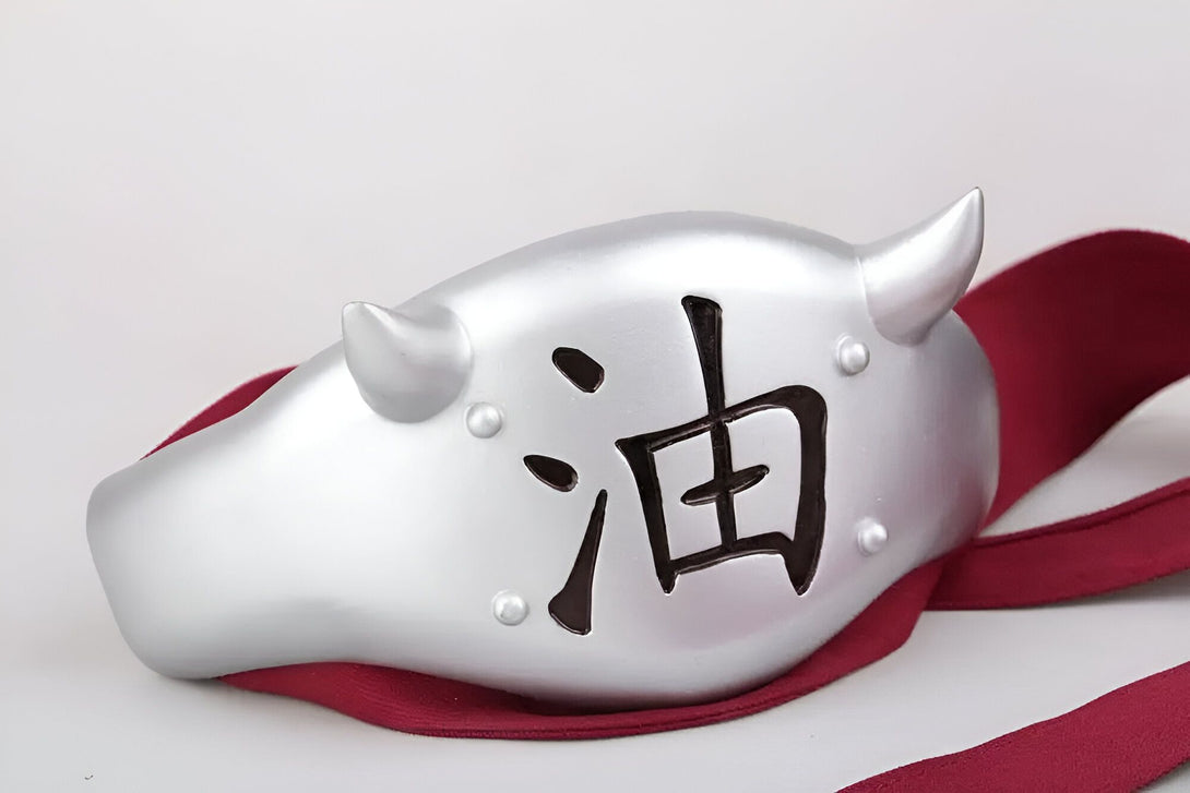 Bandeau de l'Akatsuki de Pain avec le kanji "Pain" en noir sur fond argenté, avec une bande rouge.