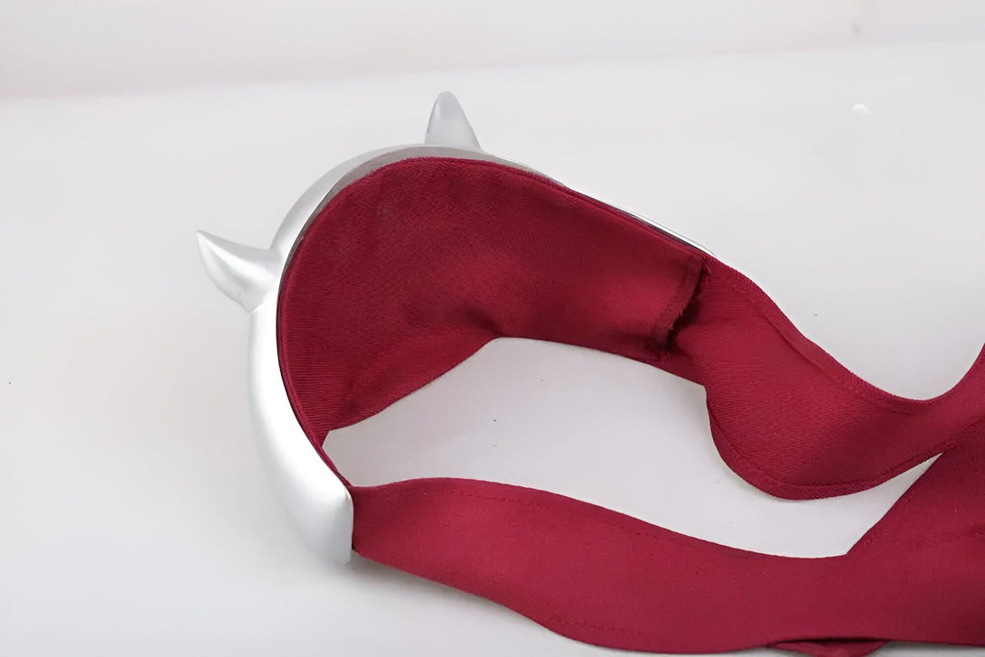 Bandeau rouge avec des cornes argentées, accessoire de cosplay Naruto.