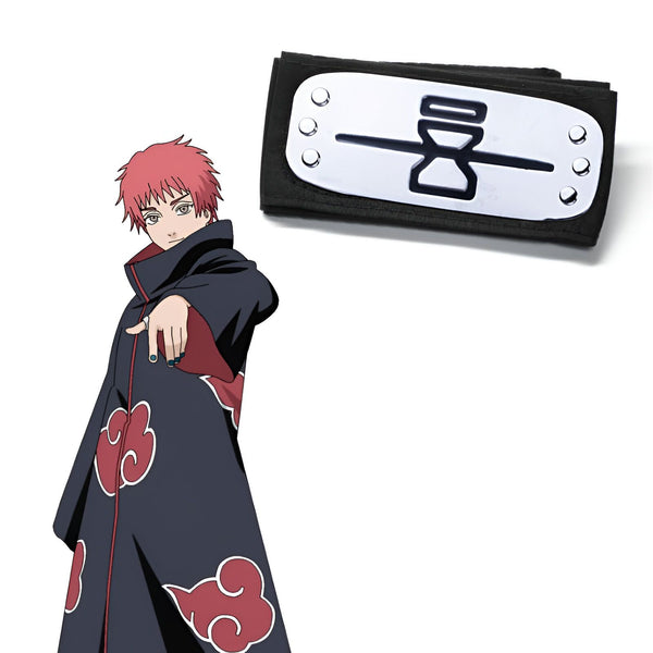 L'image présente un personnage d'anime de Naruto portant un bandeau frontal noir avec le symbole Akatsuki.  Le personnage a des cheveux roux et porte une cape noire avec des nuages rouges.  C'est un produit dérivé de Naruto, idéal pour les fans.
