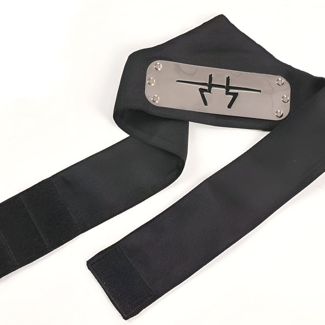 Bandeau noir avec le symbole de Konohagakure, le village caché dans les feuilles, en métal argenté. Le bandeau est réglable avec une fermeture scratch.