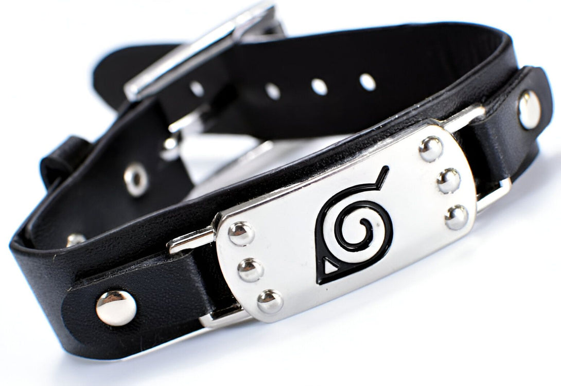 Bracelet en cuir noir avec un fermoir en métal argenté et un emblème de l'organisation Akatsuki, un groupe de ninjas du manga et anime Naruto.