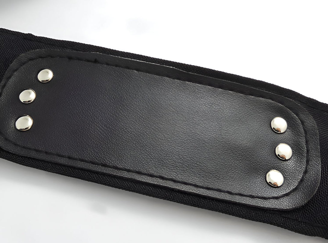 Bandeau noir en cuir avec des rivets argentés, accessoire de cosplay Naruto.