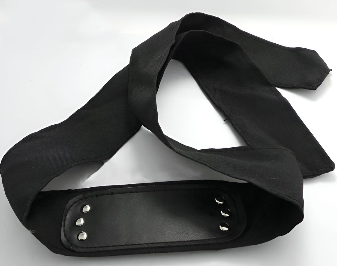 Bandeau noir pour la tête avec des rivets argentés, un accessoire indispensable pour les fans de Naruto.