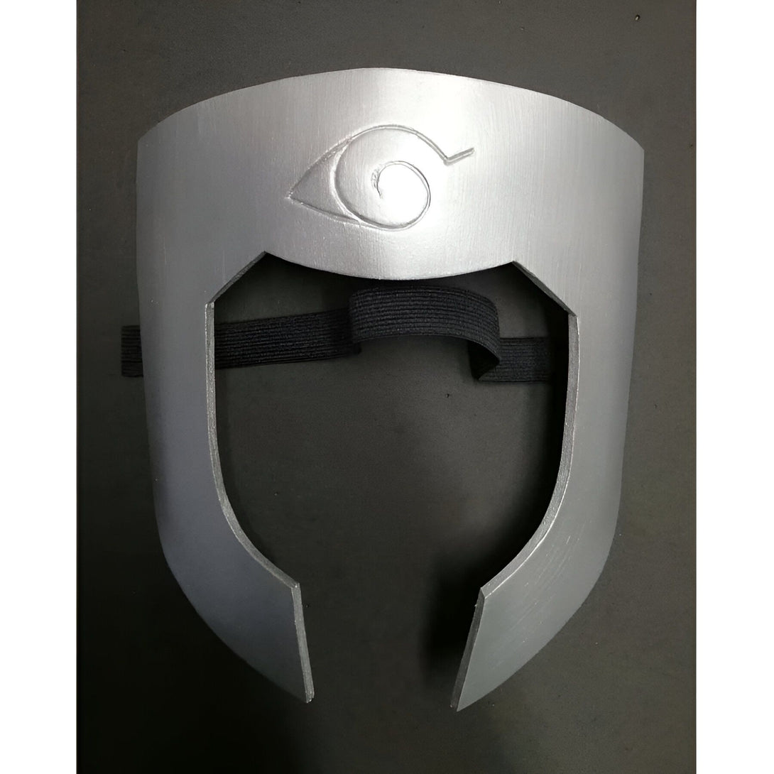 Masque de Kakashi Hatake en argent avec le symbole du Sharingan sur le front. Le masque est fait de mousse et possède une bande élastique pour le maintenir en place.