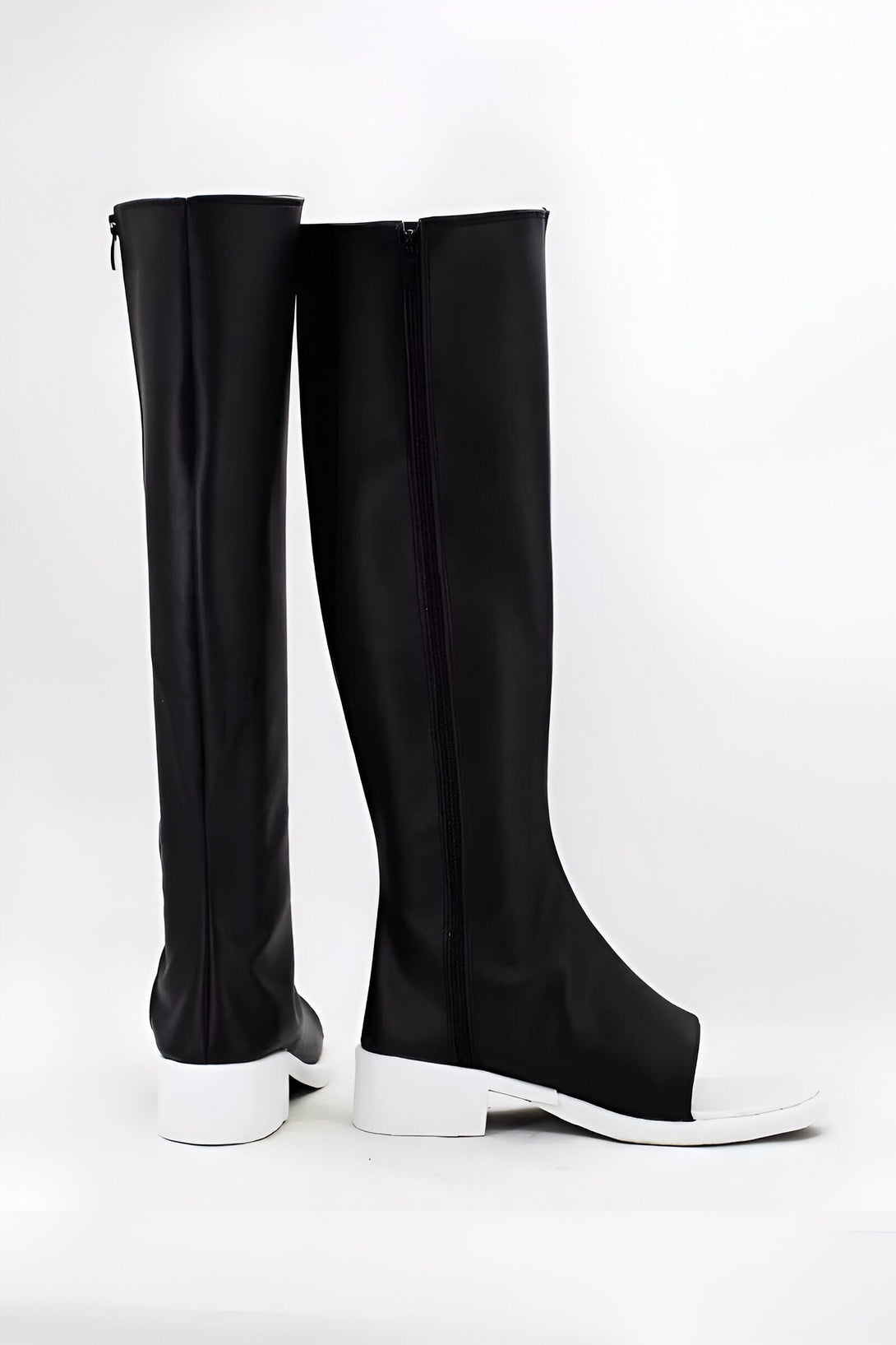 Une paire de bottes noires à fermeture éclair, avec une semelle blanche, inspirées de l'univers de Naruto.  Idéales pour les fans de l'anime !