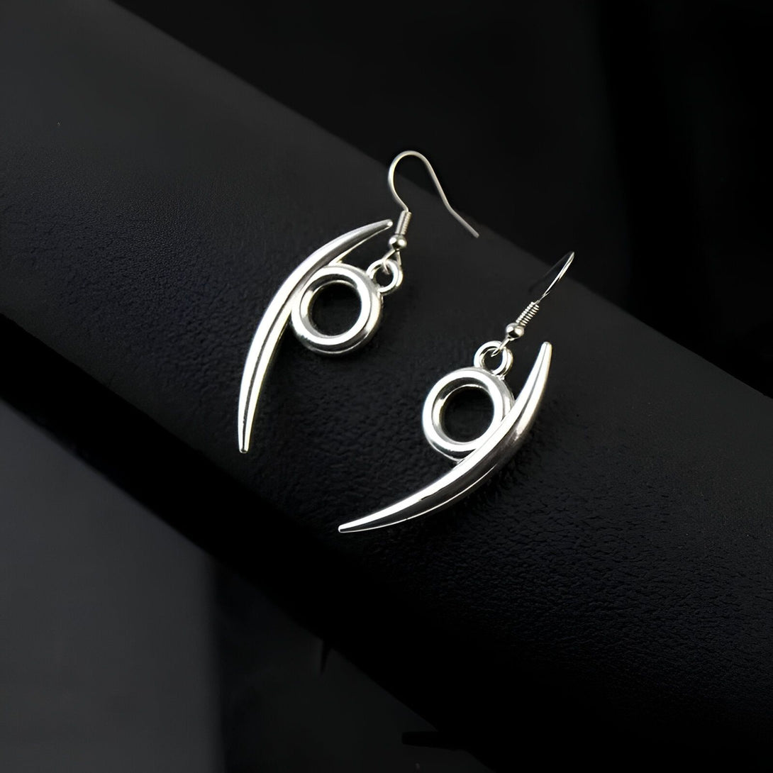 Boucles d'oreilles en argent avec un design unique en forme de cercle et de courbe, inspirées de l'univers de Naruto.