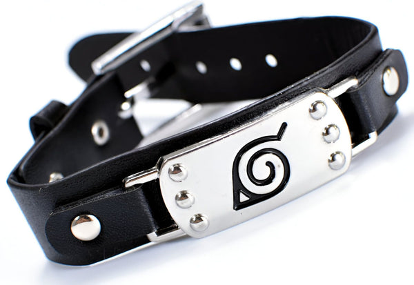 Bracelet en cuir noir avec une plaque en métal argenté représentant le symbole du village caché de Konoha, le village de Naruto Uzumaki.