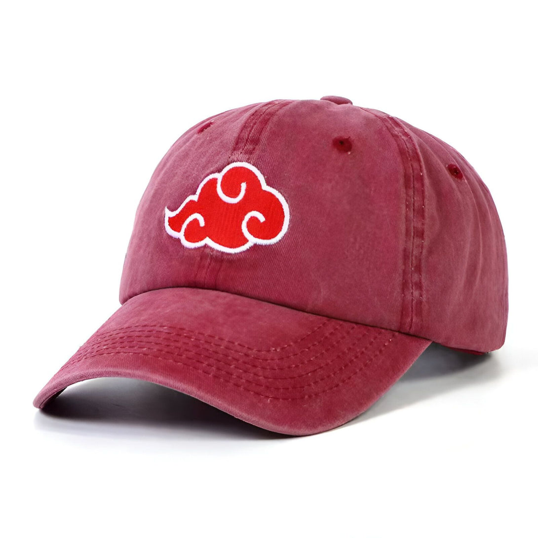 Casquette rouge bordeaux en coton avec un logo rouge de nuage en forme de spirale brodé sur le devant.  Ce logo est un symbole de la série d'animation japonaise Naruto.