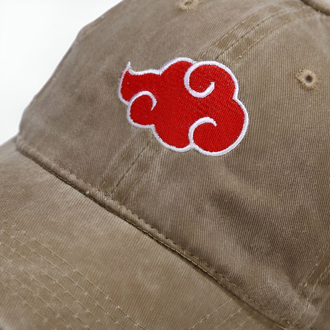 Casquette kaki en coton avec un logo rouge brodé représentant le nuage rouge de l'anime Naruto.