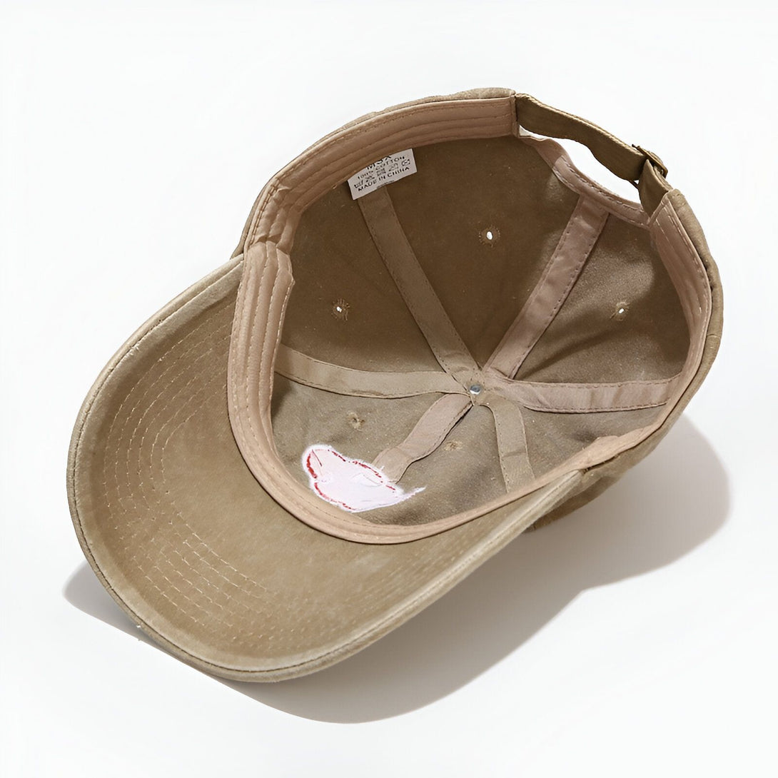 Casquette beige en coton avec un logo brodé à l'arrière. La casquette est vue de l'intérieur.