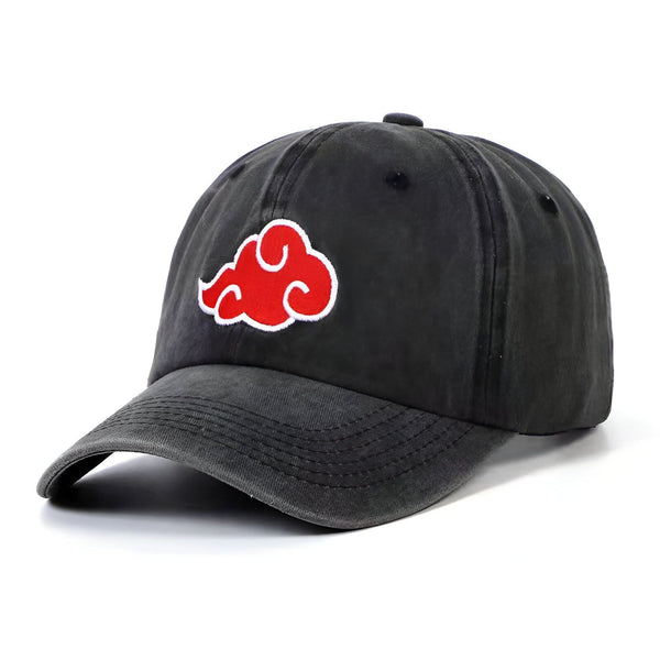 Casquette noire en coton avec un nuage rouge brodé, symbole du village caché de la feuille de l'anime Naruto.
