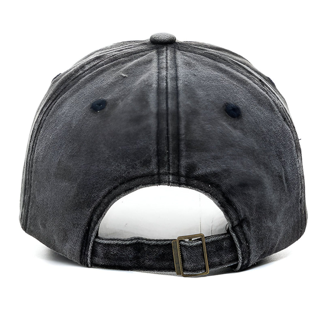 Casquette en denim noir usé avec une fermeture à boucle en métal.