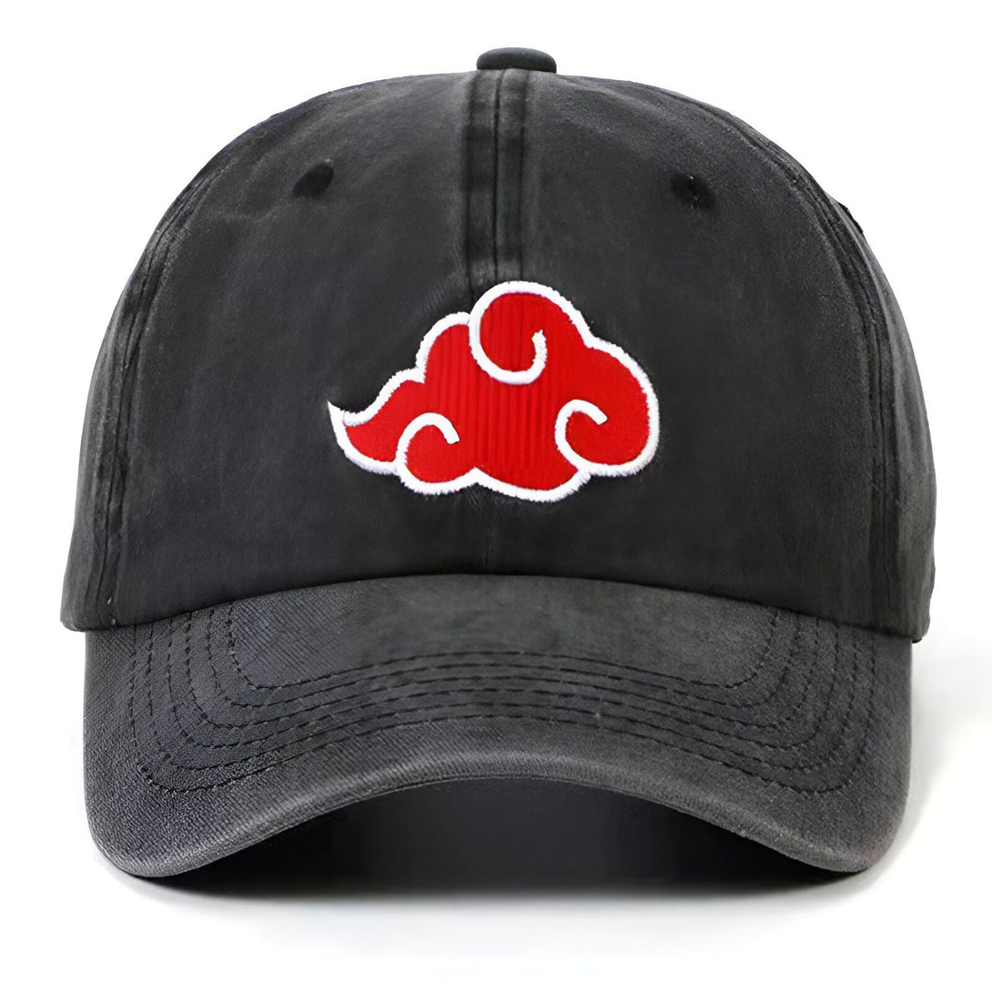 Casquette noire en coton avec un logo rouge brodé représentant le symbole du nuage rouge de l'organisation Akatsuki de l'anime Naruto.