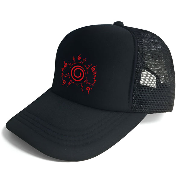 Casquette noire avec un logo rouge représentant le symbole de l'Uzumaki, un clan de ninjas dans l'univers de Naruto. Le symbole est composé d'un cercle rouge avec une spirale au centre, entouré de flammes rouges. La casquette est en mesh sur l'arrière.