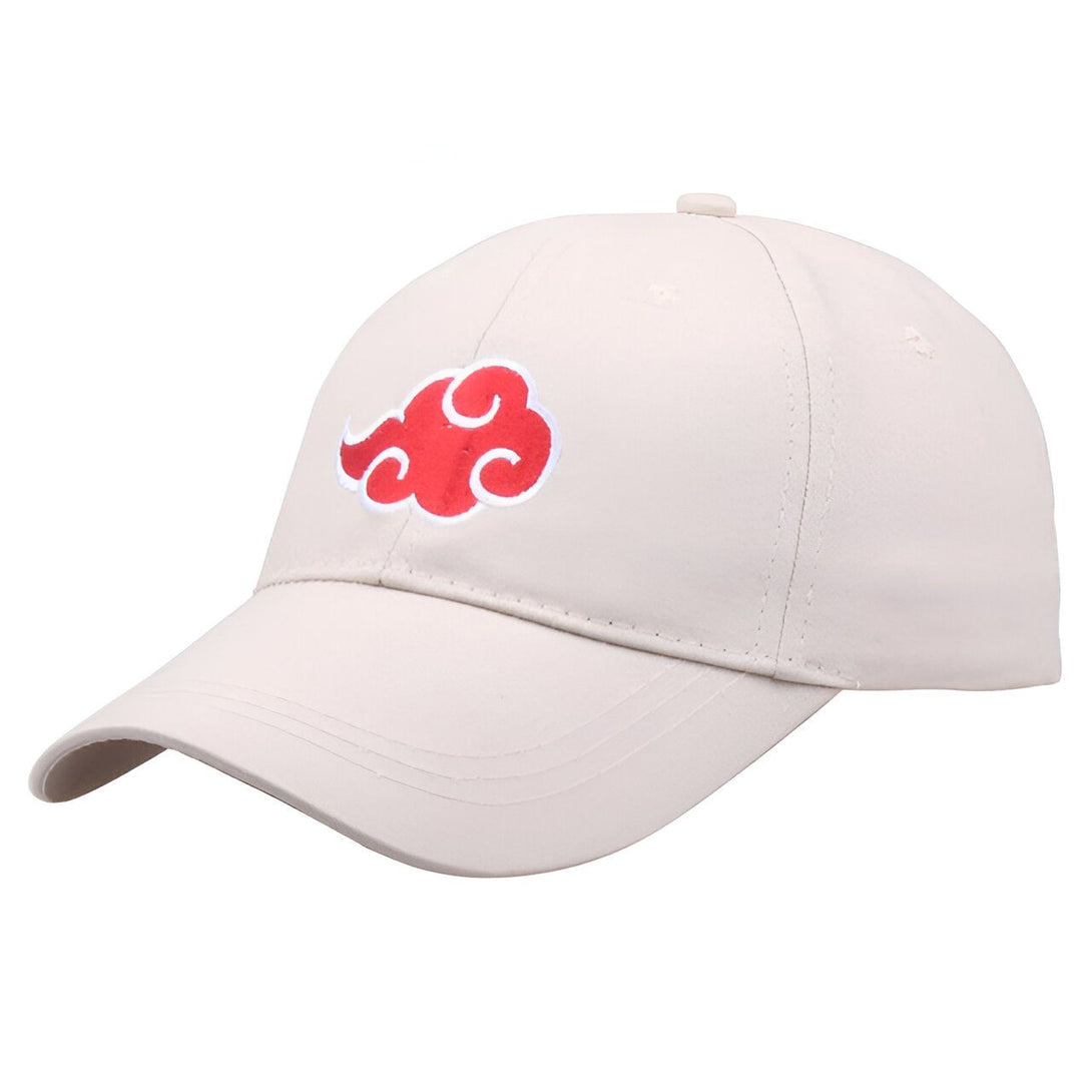Casquette beige avec un nuage rouge brodé, inspiré de l'univers de Naruto.