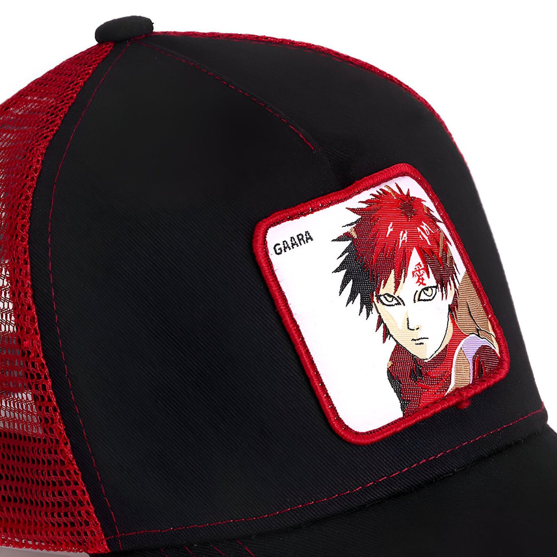 Casquette noire avec un patch brodé représentant Gaara, un personnage de l'anime Naruto, sur fond blanc. La casquette a une visière noire et un filet rouge sur le dessus.