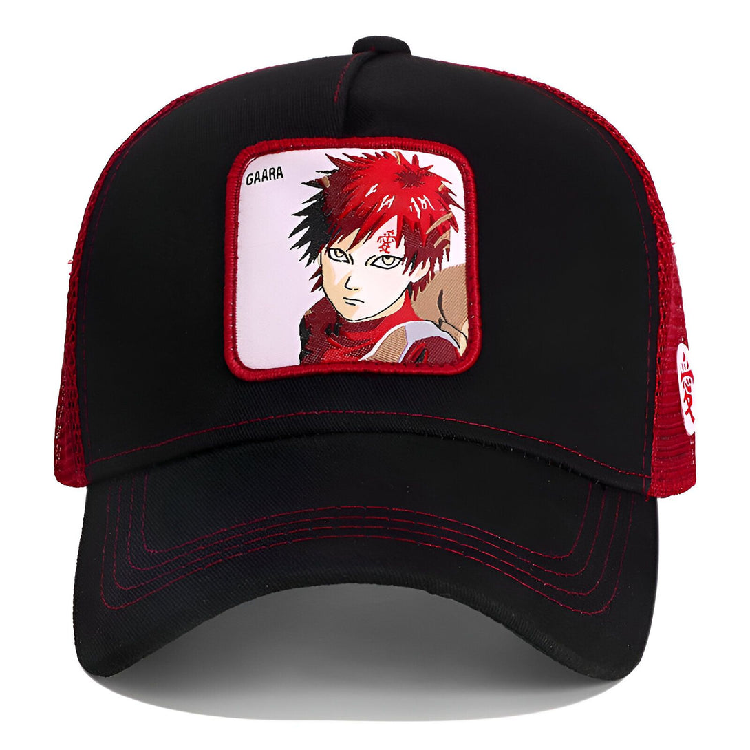 Casquette de baseball noire avec un patch de Gaara de Naruto en rouge. La casquette est noire avec une visière rouge et une maille rouge sur le côté. Le patch représente Gaara avec ses cheveux rouges et ses yeux rouges.