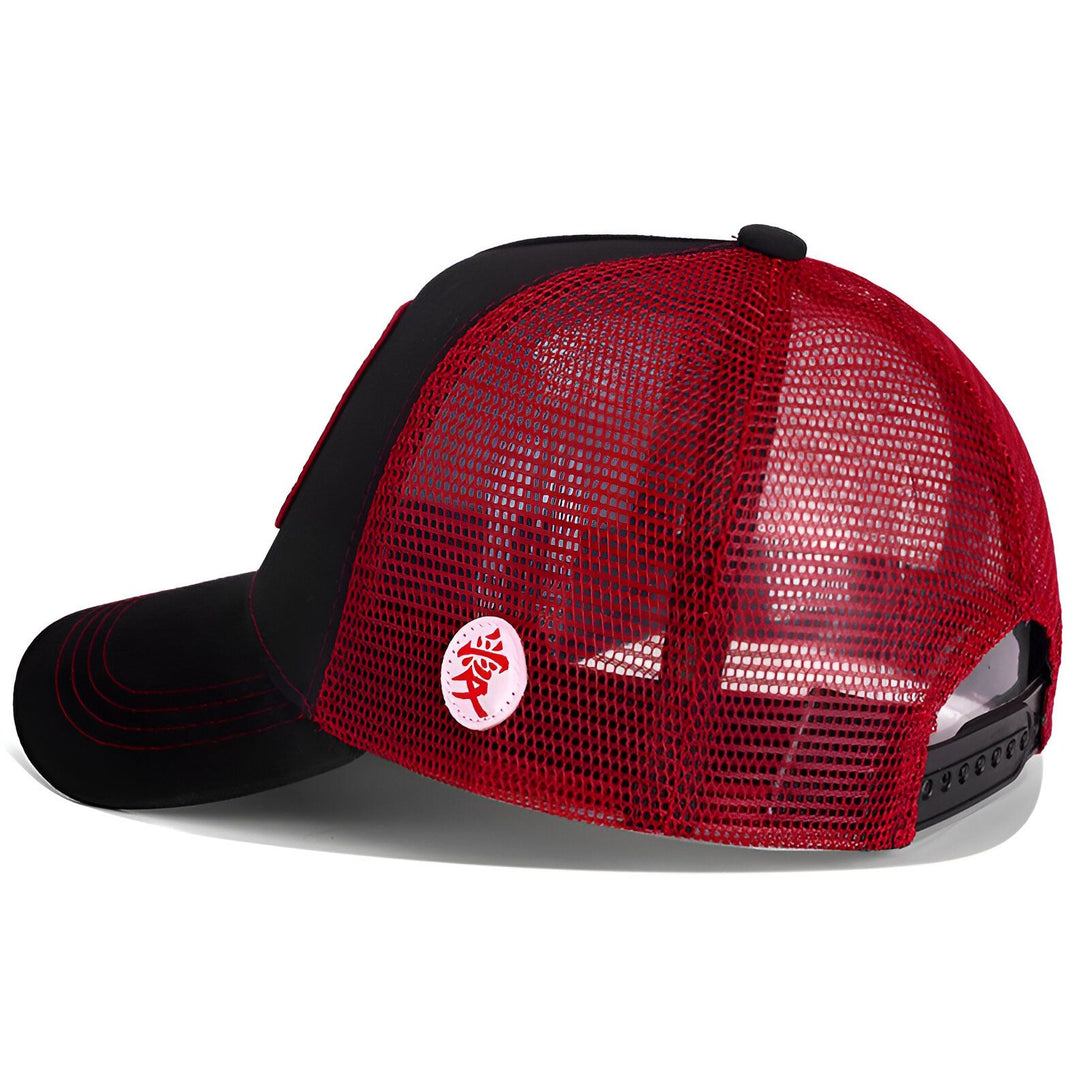 Casquette de baseball noire avec un panneau arrière en maille rouge, un logo "Naruto" brodé et une visière incurvée.