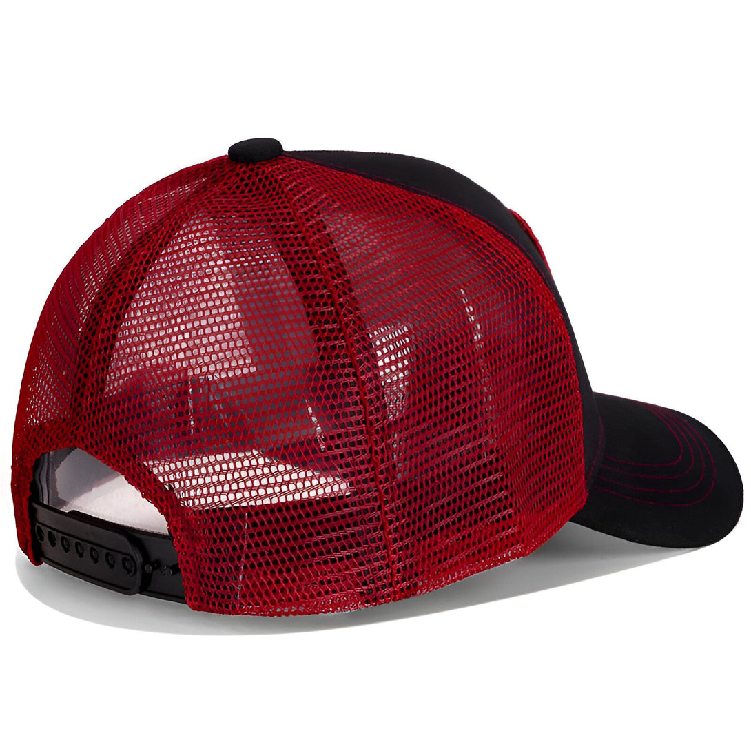 Casquette de baseball rouge et noire avec un filet rouge sur l'arrière. La casquette est de style camionneur.