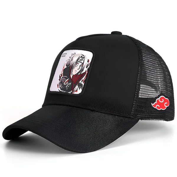 Casquette de baseball noire avec un patch brodé représentant le personnage d'anime Uchiha Itachi de la série Naruto. La casquette possède un filet noir sur l'arrière et le logo du village caché de la feuille sur le côté.
