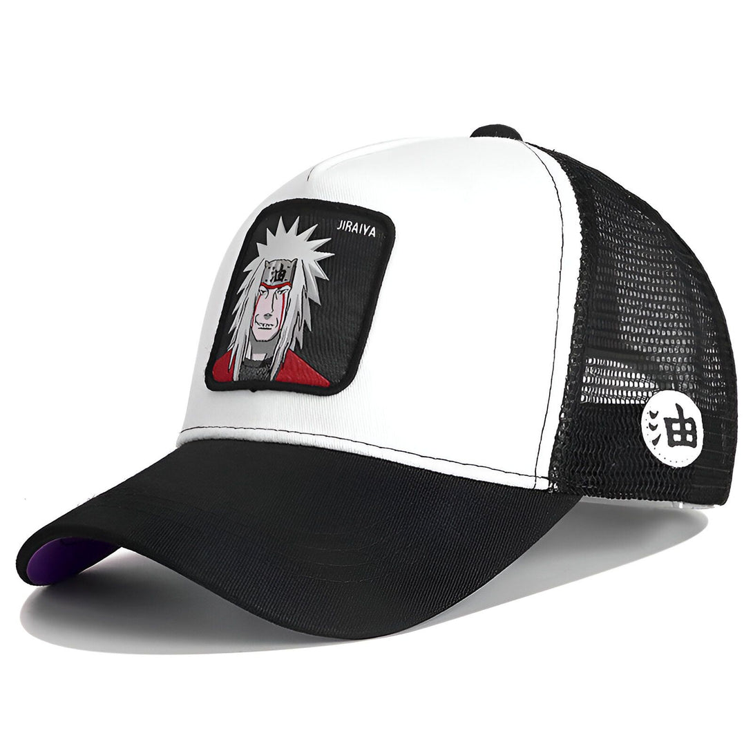 Casquette de baseball blanche avec un panneau arrière en maille noire, présentant un motif brodé de Jiraiya, un personnage de l'anime Naruto. La casquette a une visière noire et une bande violette sur le bord intérieur.