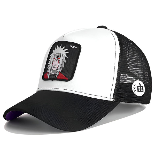 Casquette de baseball blanche avec un panneau arrière en maille noire, présentant un motif brodé de Jiraiya, un personnage de l'anime Naruto. La casquette a une visière noire et une bande violette sur le bord intérieur.