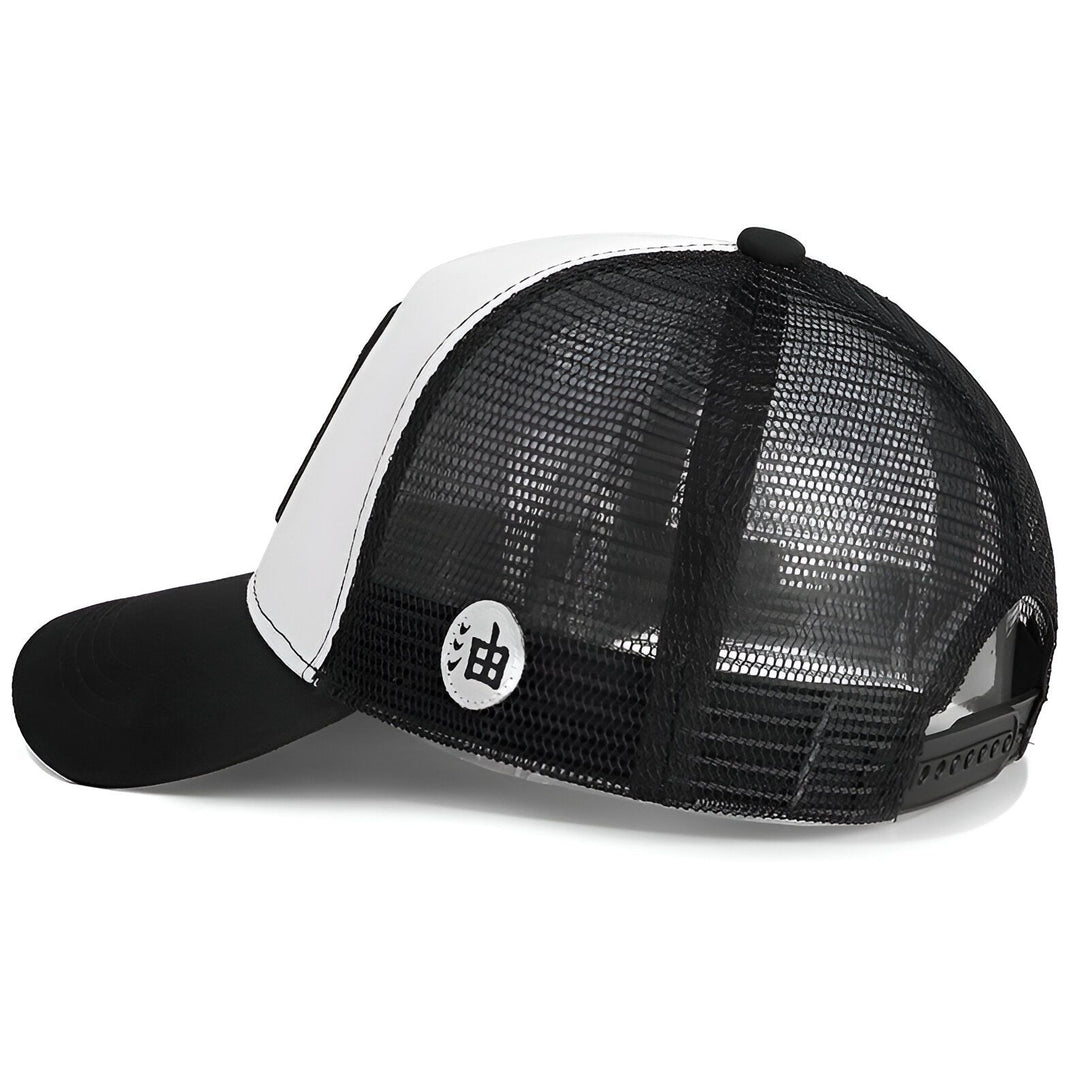 Casquette de camionneur blanche avec une visière noire et un logo noir sur le côté. La casquette est en filet sur le dessus.