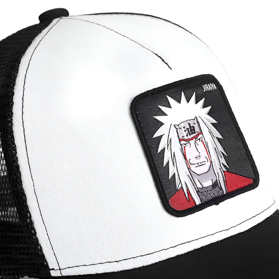 Casquette de baseball blanche et noire avec un patch brodé de Jiraiya, un personnage de l'anime Naruto.