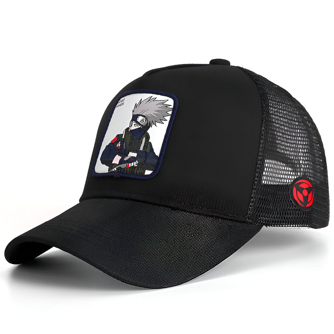 Casquette noire de camionneur avec un patch brodé de Kakashi Hatake du manga Naruto. La casquette a un filet à l'arrière et un logo rouge sur le côté.