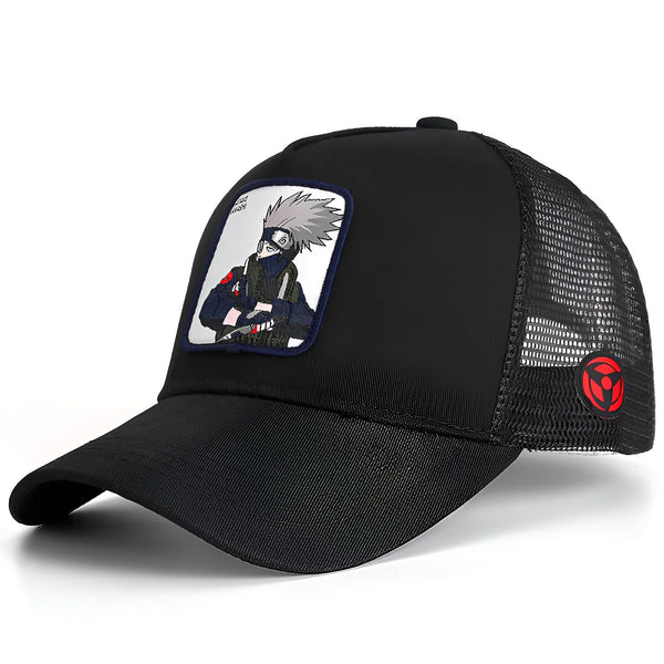 Casquette noire de camionneur avec un patch brodé de Kakashi Hatake du manga Naruto. La casquette a un filet à l'arrière et un logo rouge sur le côté.