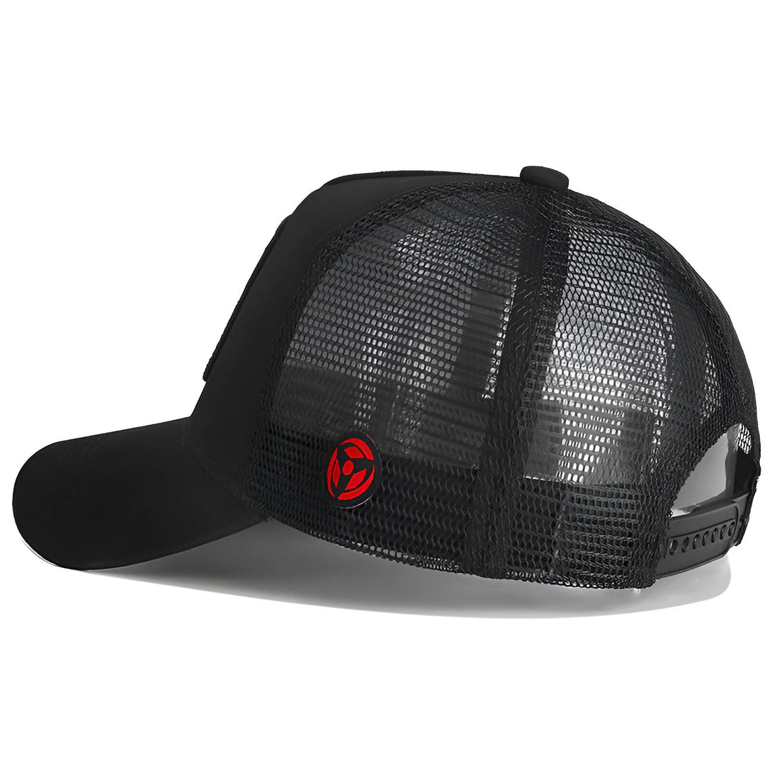Casquette de baseball noire avec un logo rouge de l'Akatsuki sur le côté. La casquette est faite de tissu et de filet pour un look décontracté.