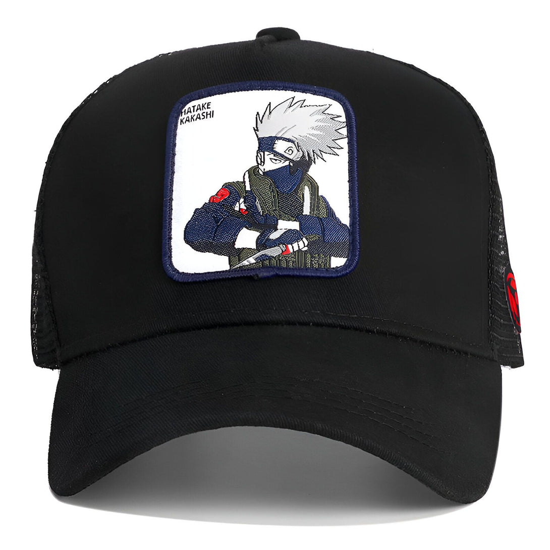 Casquette noire en maille avec un patch brodé de Kakashi Hatake, un personnage de l'anime Naruto.