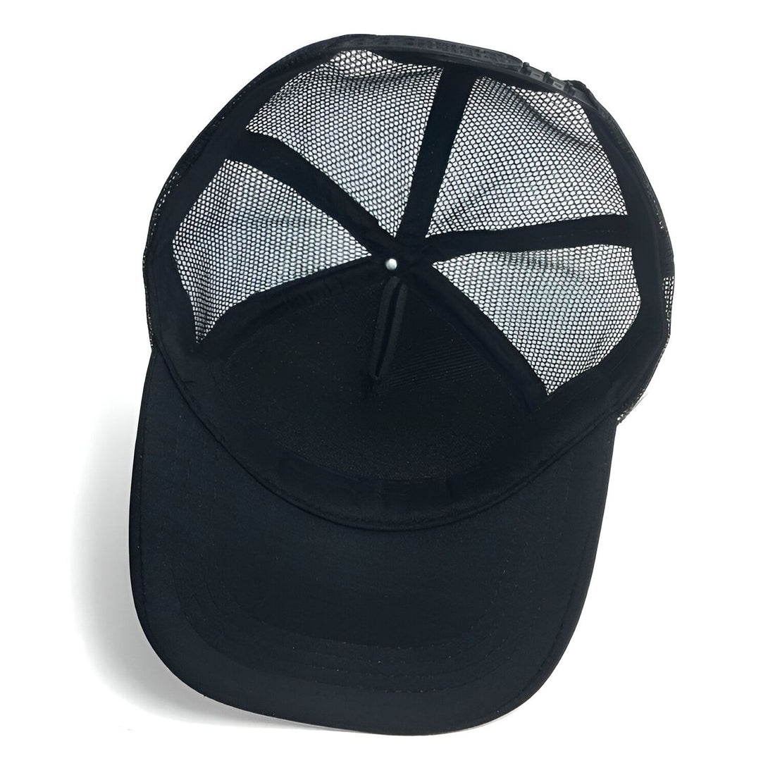 Casquette noire en maille respirante avec une visière incurvée. Parfaite pour les fans de Naruto.
