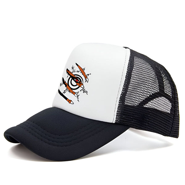 Casquette de camionneur blanche avec un motif noir et orange représentant le Rinnegan de Naruto. La casquette a une visière noire et un panneau arrière en maille noire.