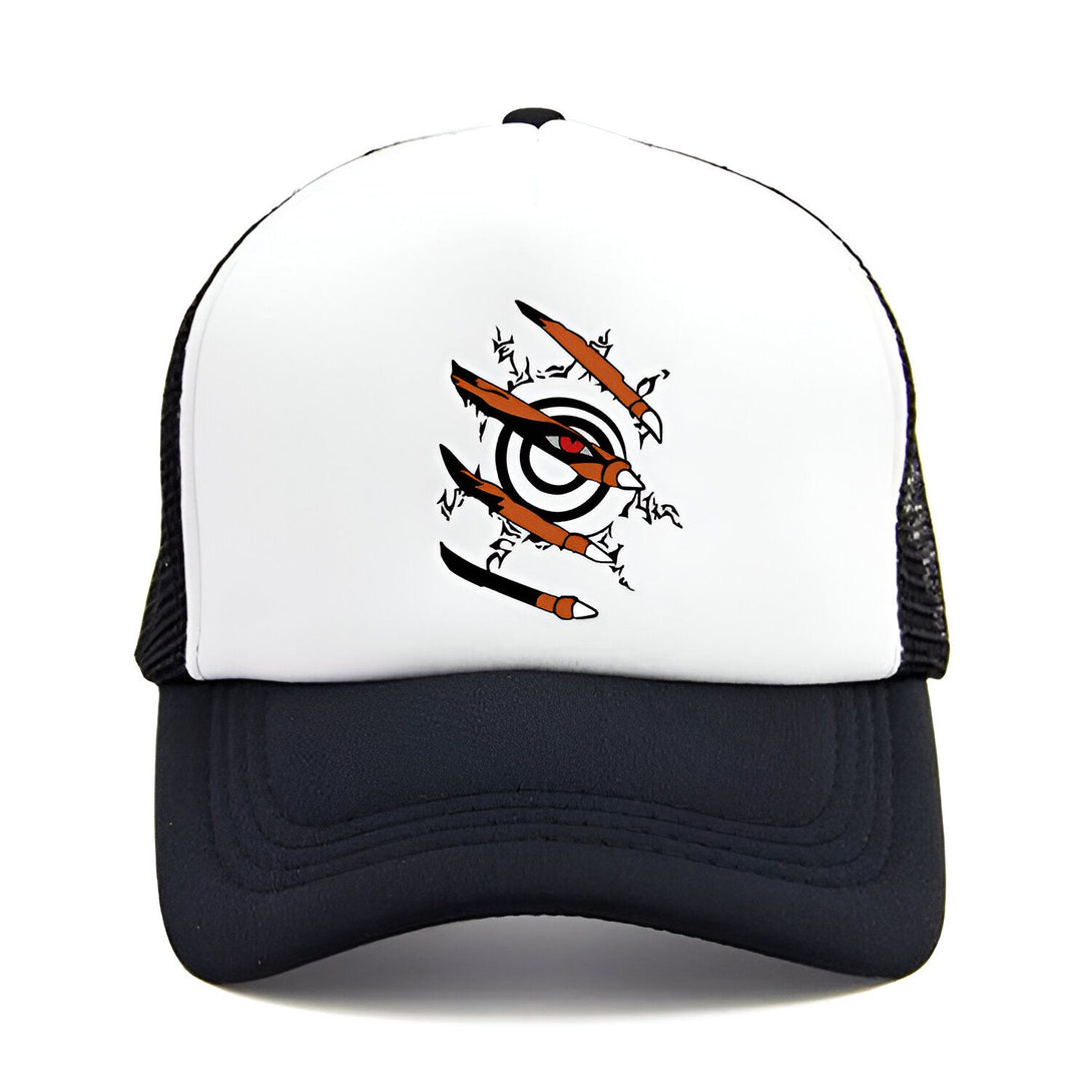 Casquette de baseball blanche avec une visière noire, arborant le symbole du Rinnegan de Naruto, un œil rouge avec des cercles concentriques, entouré de griffes orange.