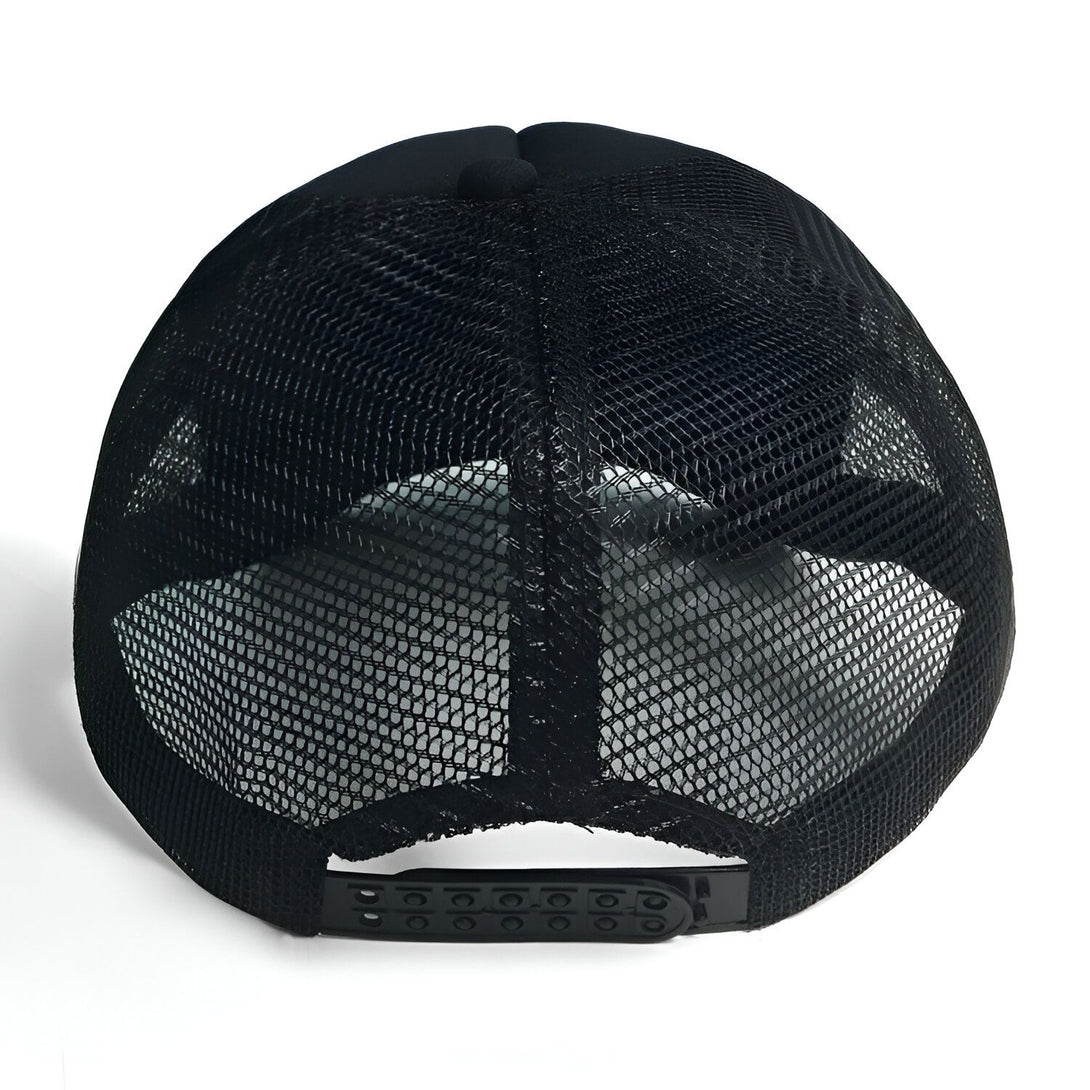 Casquette noire en maille arrière avec fermeture à boucle. Parfait pour les fans de Naruto.