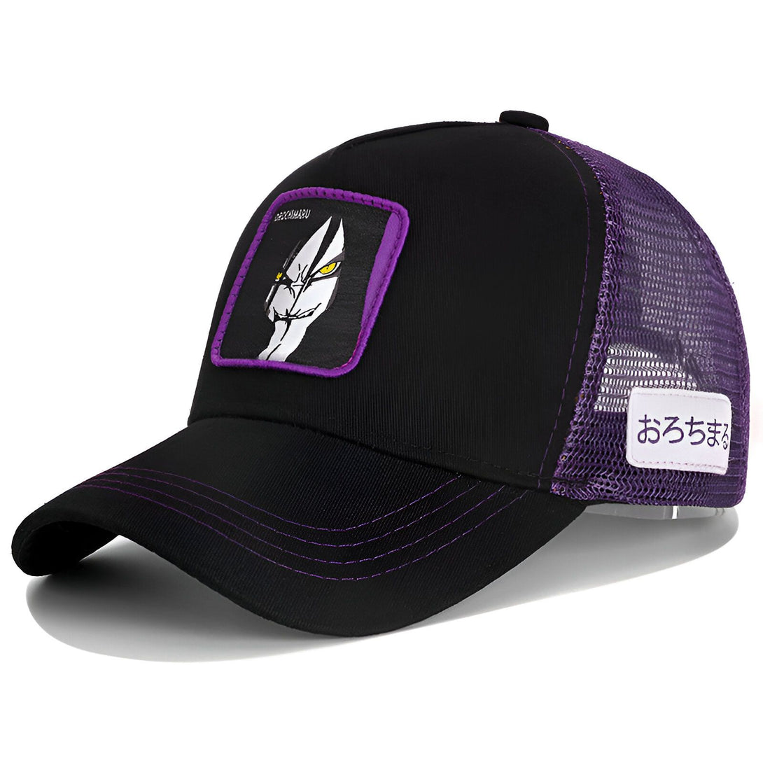 Casquette noire avec un patch violet représentant le personnage de  "Dosu Kimaru" de Naruto. La casquette a une visière noire et un panneau arrière en filet violet.