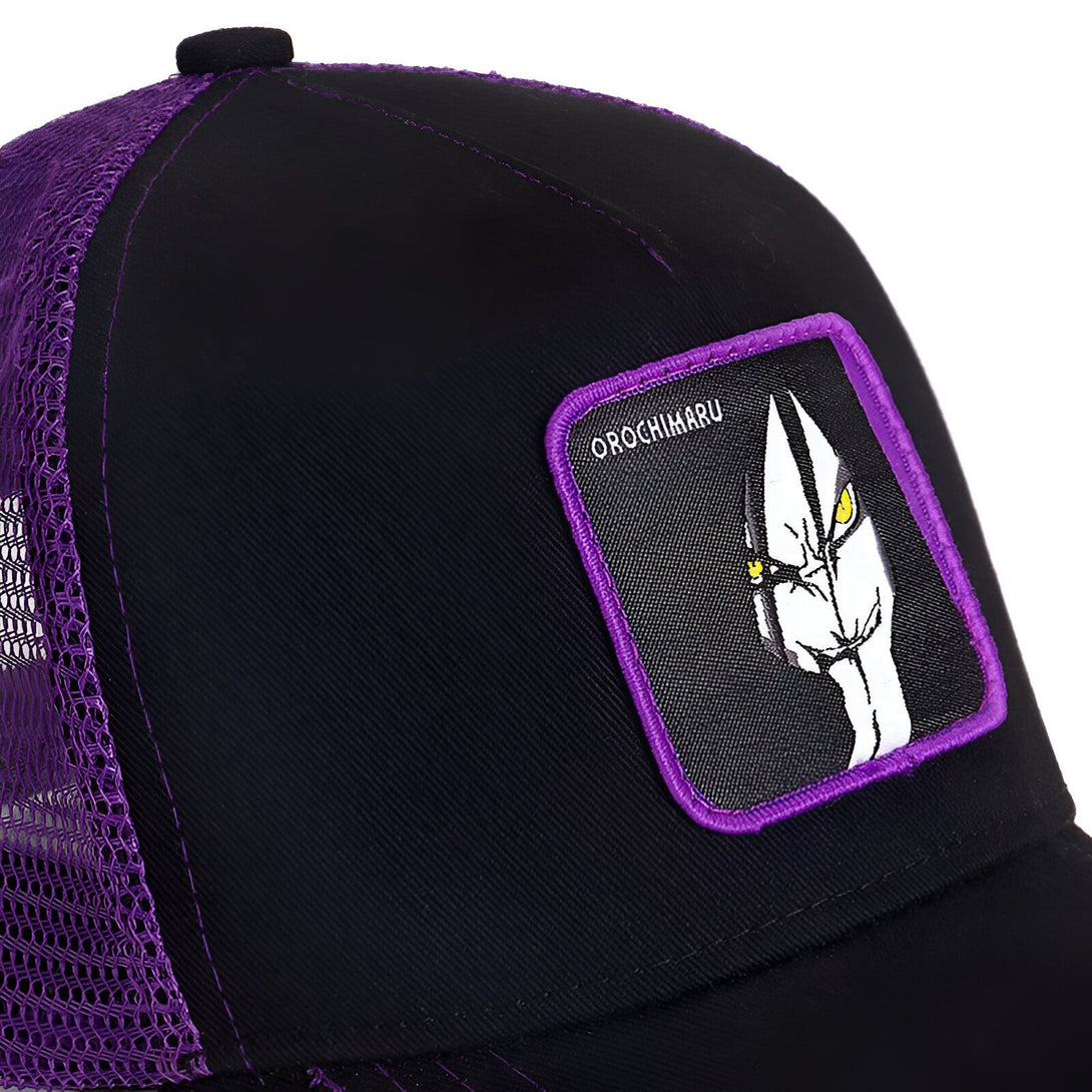 Casquette noire avec un patch violet représentant Orochimaru, un personnage de l'anime Naruto, avec ses yeux jaunes et un fond noir.