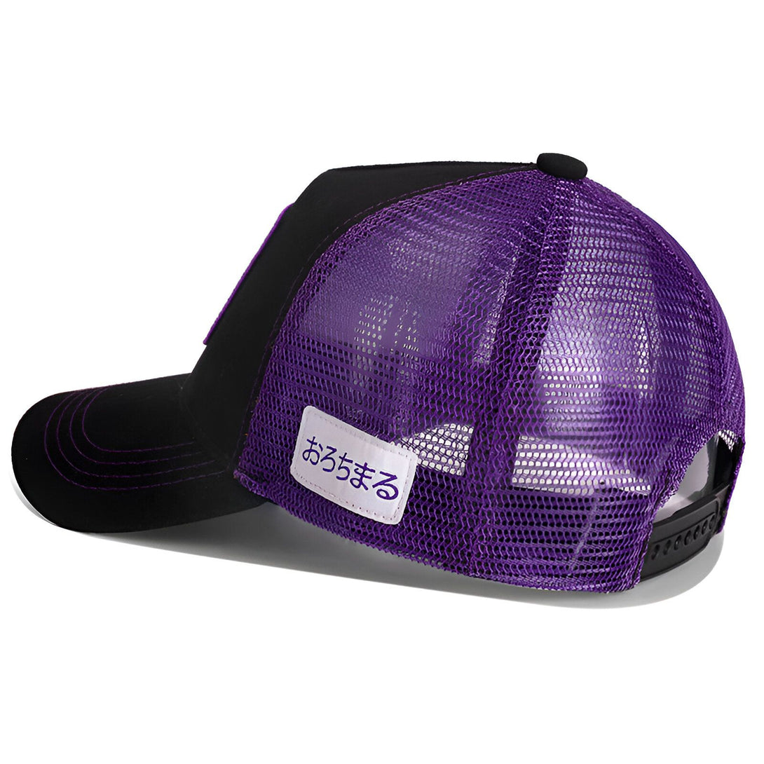 Casquette de baseball noire avec un panneau arrière en maille violette et un logo "おちまる" brodé en violet.