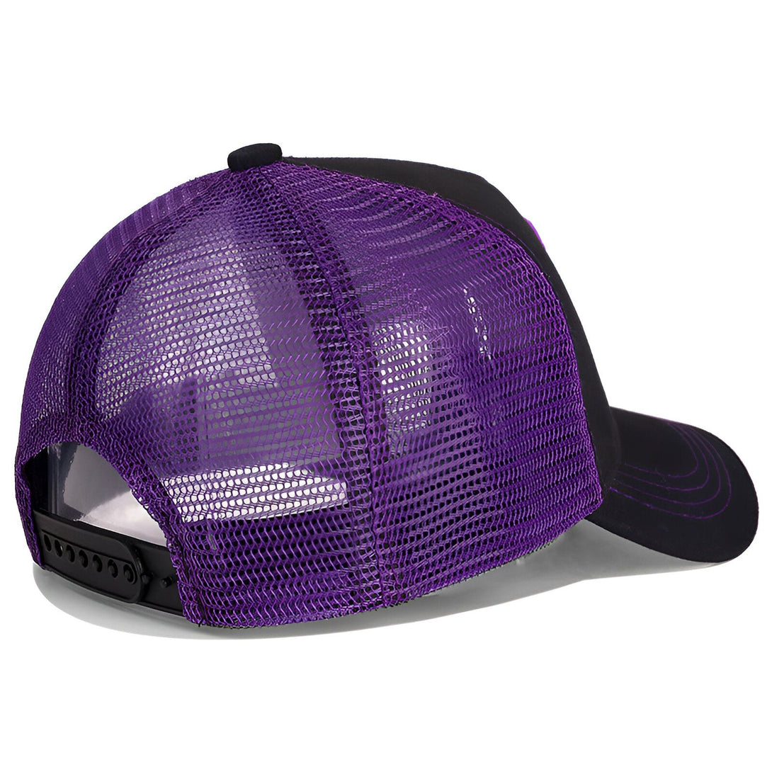 Casquette de baseball noire avec une visière noire et un panneau arrière en maille violette. La casquette est parfaite pour les fans de Naruto.