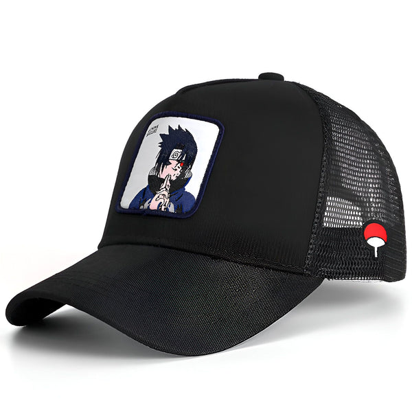 Casquette de camionneur noire avec un patch brodé de Sasuke Uchiha de Naruto. Le patch représente Sasuke avec ses yeux Sharingan. La casquette a une visière incurvée et une partie arrière en maille. Le logo Akatsuki est visible sur le côté droit de la casquette.