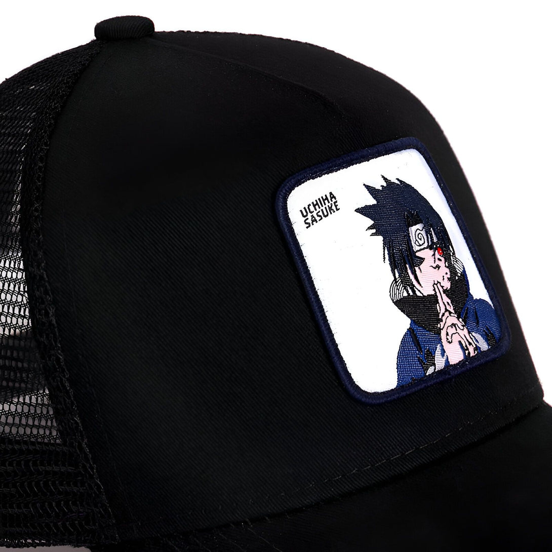 Casquette de baseball noire avec un patch brodé représentant Sasuke Uchiwa du manga Naruto.  Le patch est sur le devant de la casquette.