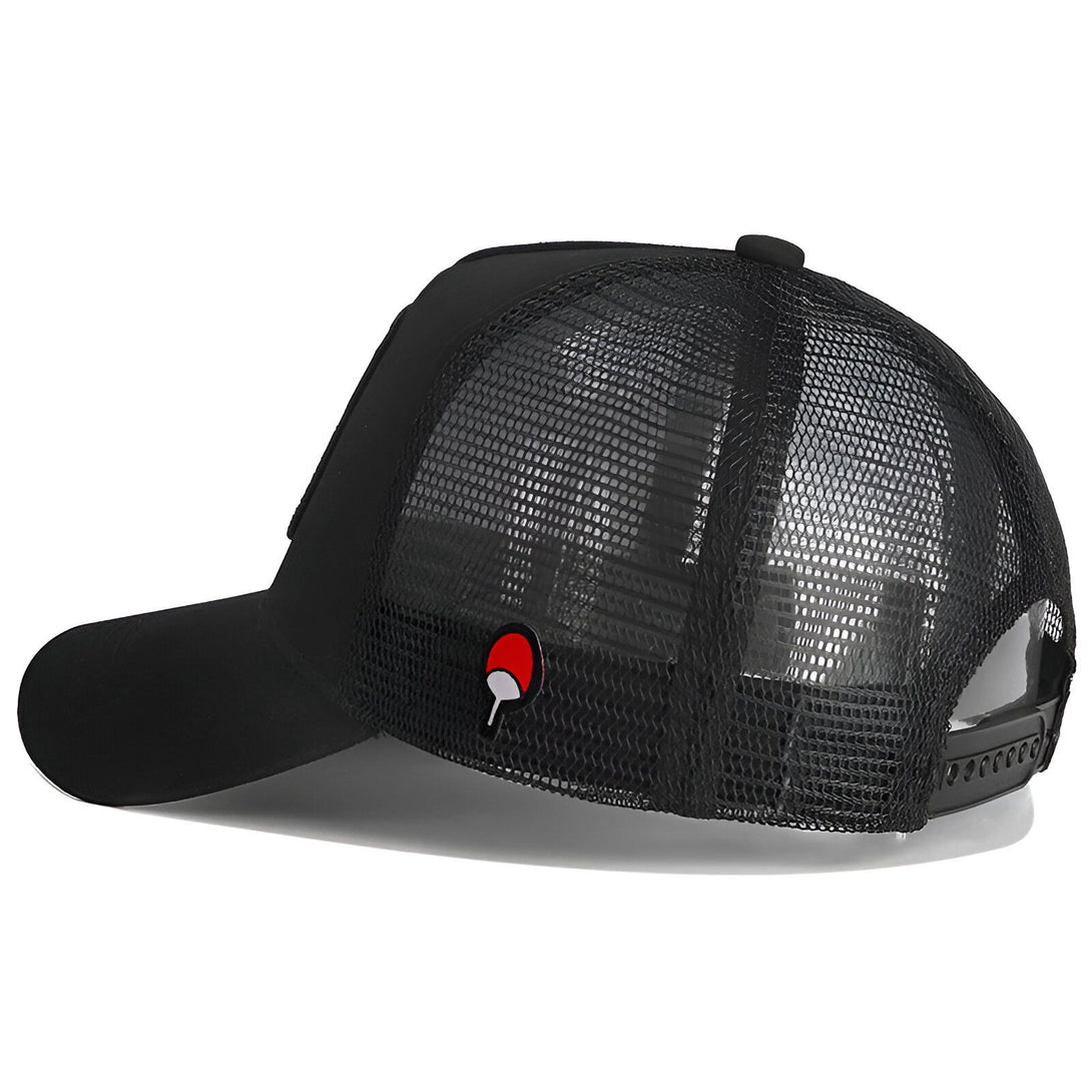 Casquette de baseball noire avec un logo rouge et blanc brodé sur le côté. La casquette est en filet sur le dessus et a une visière incurvée.  Parfait pour les fans de Naruto !