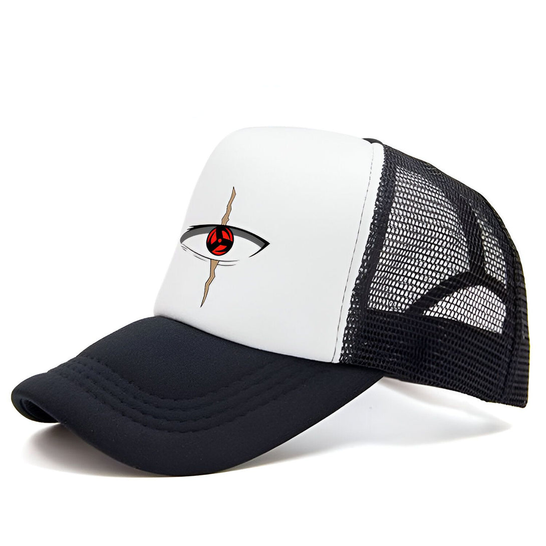 Casquette de baseball noire et blanche avec un motif de Sharingan rouge et noir sur le devant.